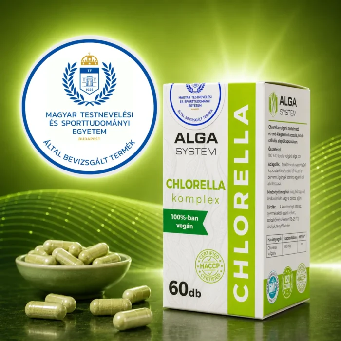 Alga System Chlorella komplex 60 darabos kapszula papírdobozban, mellette világoszöld kapszulákkal és a Magyar Testnevelési és Sporttudományi Egyetem bevizsgált termék pecsétjével, zöldes-sárgás háttér előtt.