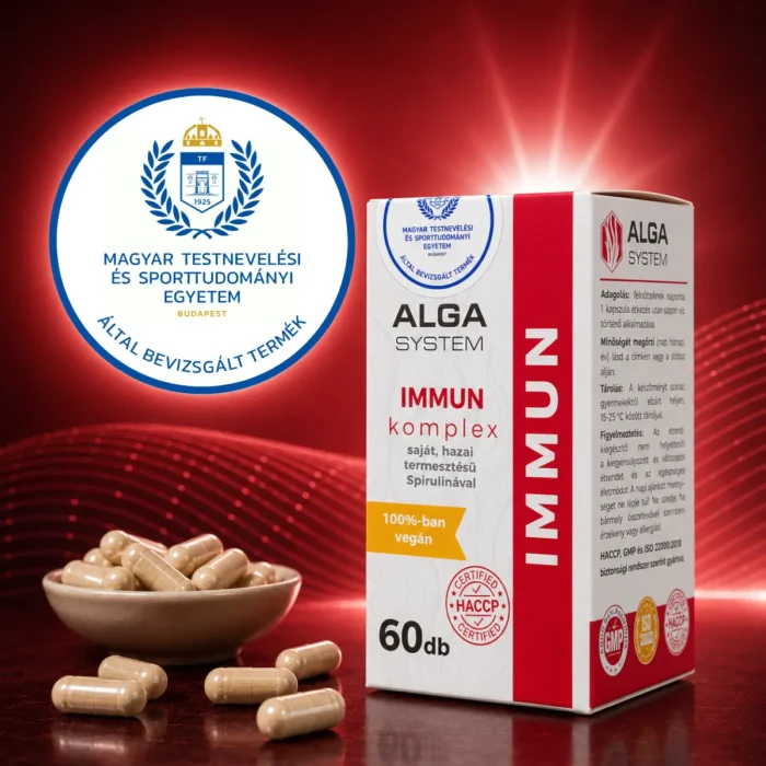 Alga System Immun komplex 60 darabos kapszula papírdobozban, mellette sötétzöld-barnás kapszulákkal és a Magyar Testnevelési és Sporttudományi Egyetem bevizsgált termék pecsétjével.