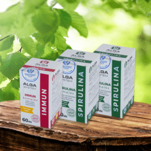 Alga System Alga Komplett csomag, 1 doboz Immun Komplex és 2 doboz Spirulina Komplex, fa asztalon, zöld levelekkel a háttérben.