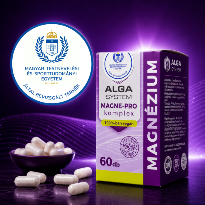 Alga System Magne-Pro komplex 60 darabos kapszula papírdobozban, mellette fehér kapszulákkal és a Magyar Testnevelési és Sporttudományi Egyetem bevizsgált termék pecsétjével, lila háttér előtt.