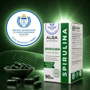 Alga System Spirulina komplex 90 darabos kapszula papírdobozban, mellette sötétzöld kapszulákkal és a Magyar Testnevelési és Sporttudományi Egyetem bevizsgált termék pecsétjével, zöld háttér előtt.