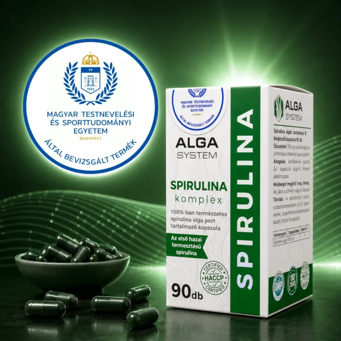 Alga System Spirulina komplex 90 darabos kapszula papírdobozban, mellette sötétzöld kapszulákkal és a Magyar Testnevelési és Sporttudományi Egyetem bevizsgált termék pecsétjével, zöld háttér előtt.