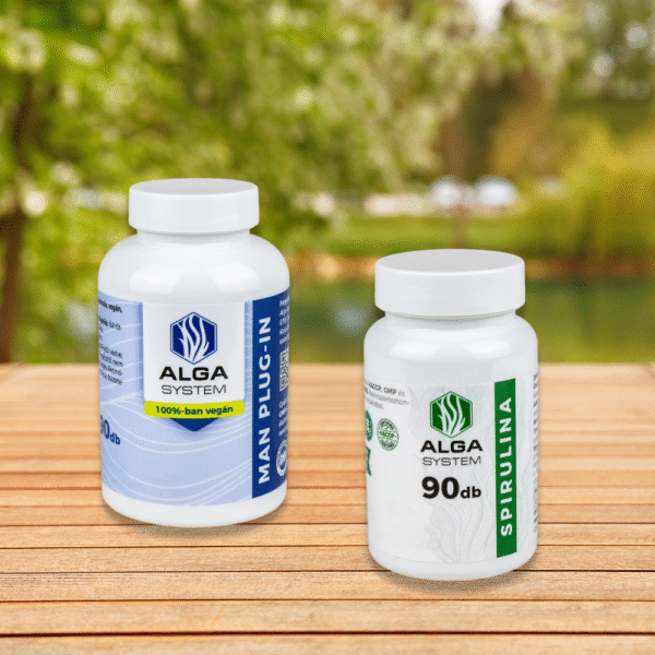 Alga System Man Plug-In és Spirulina kapszulák fehér műanyag dobozban, természetes zöld háttérrel és fa felületen elhelyezve.