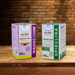 Alga System Magne-Pro Komplex és Spirulina Komplex dobozos étrendkiegészítők fapolcon, téglafal előtti háttérrel, 60 és 90 kapszulás kiszerelésben.