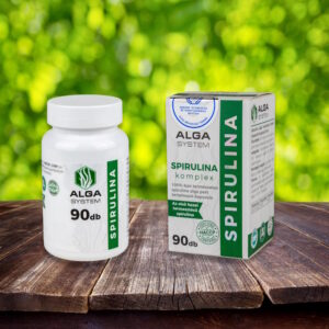 Alga System Spirulina Komplex – doboz és tégely 90 db-os kiszerelésben, természetes zöld háttérrel és fafelületen elhelyezve