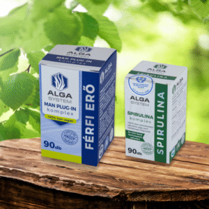 Alga System Man Plug-In és Spirulina Komplex dobozos férfi étrendkiegészítők fapadlón, zöld természetes háttérrel.
