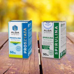 Alga System Prosztata-Pro és Spirulina Komplex étrendkiegészítők dobozos kiszerelésben, fapadlón, őszi sárgás háttérrel.