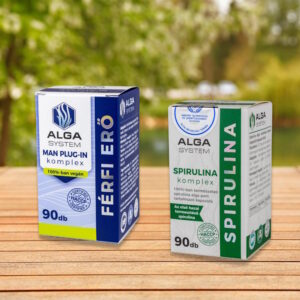 Alga System Man Plug-In és Spirulina Komplex dobozos férfi étrendkiegészítők fapadlón, zöld természetes háttérrel.