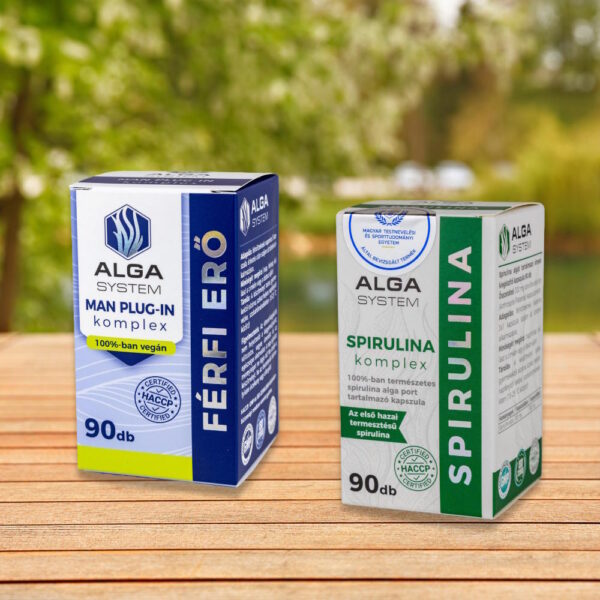Alga System Man Plug-In és Spirulina Komplex dobozos férfi étrendkiegészítők fapadlón, zöld természetes háttérrel.