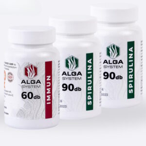 Alga System Immun Komplex (60 db) és Spirulina Komplex (90 db) étrendkiegészítők fehér kapszulás dobozban, világos háttérrel, csoportos elrendezésben.
