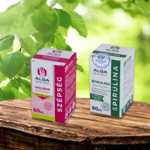 Alga System Hialuron és Spirulina Komplex dobozos étrendkiegészítők fa felületen, napsütötte zöld erdei háttérrel