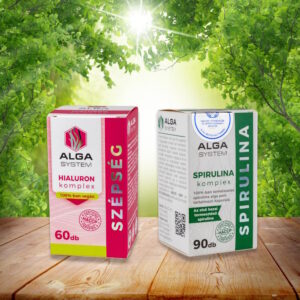 Alga System Hialuron és Spirulina Komplex dobozos étrendkiegészítők fa felületen, napsütötte zöld erdei háttérrel