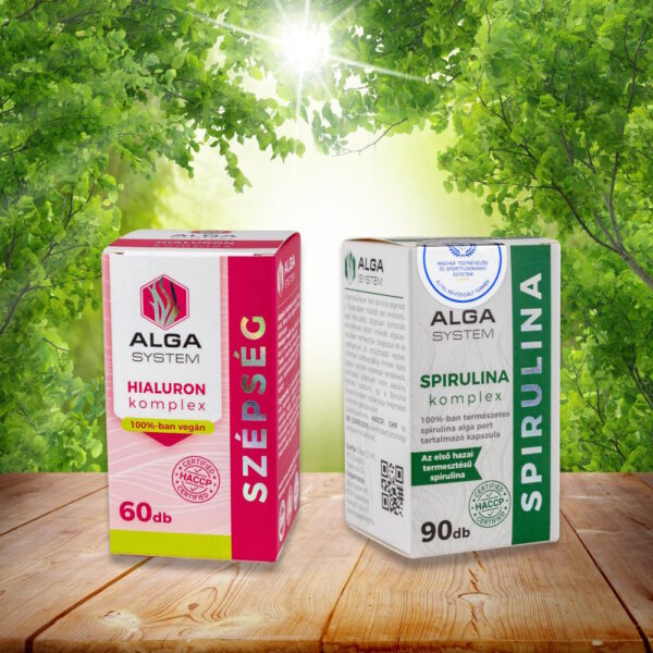 Alga System Hialuron és Spirulina Komplex dobozos étrendkiegészítők fa felületen, napsütötte zöld erdei háttérrel