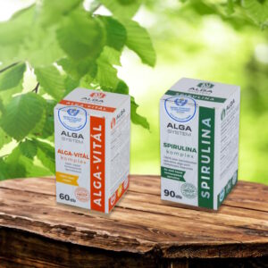 Alga System Spirulina és Alga-Vitál étrendkiegészítők fa felületen, zöld levelekkel a háttérben, természetes fényben.
