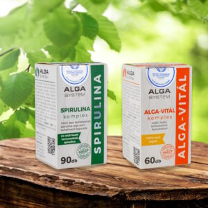 Alga System Spirulina és Alga-Vitál étrendkiegészítők fa felületen, zöld levelekkel a háttérben, természetes fényben.