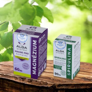 Alga System Magne-Pro Komplex és Spirulina Komplex dobozos étrendkiegészítők fapolcon, téglafal előtti háttérrel, 60 és 90 kapszulás kiszerelésben.