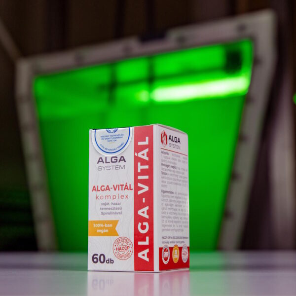 Alga-Vitál Komplex Alga System 60 db-os, vegán étrend-kiegészítő doboz fehér alapon, zöld háttérrel.