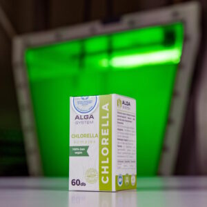 Chlorella Komplex Alga System 60 db-os, vegán étrend-kiegészítő doboz fehér alapon, zöld háttérrel.