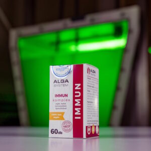 Immun Komplex Alga System 60 db-os, vegán étrend-kiegészítő doboz fehér alapon, zöld háttérrel.