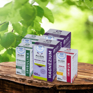 ALGA SYSTEM Szuper Immun Csomag termékek (Spirulina, Magnézium, Immun komplex) csomagolása, friss zöld növényi háttérrel, fa felületen.